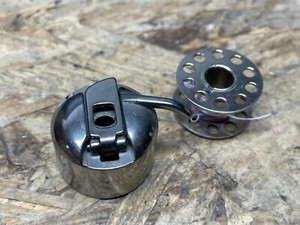 Spulenhalter m. Spule für Nähmaschine PRIVILEG Rekord 888 Voll ZickZack