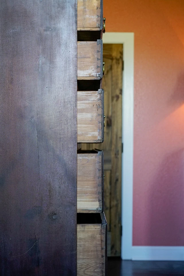 Cofre de nogal del siglo XVIII sobre soporte Foto 3 de 4