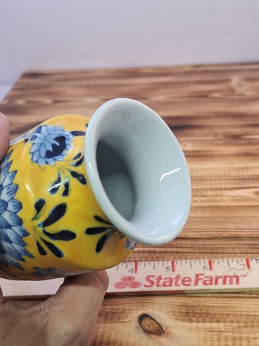 Stunning 1950's famille jaune Yellow Porcelain Vase with Blue Chrysanthemums 6" - Picture 7 of 10