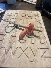 Tableau aux lettres en bois avec cartes alphabet