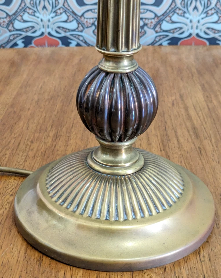 Lámpara de mesa victoriana del siglo XIX con movimiento estético de latón y cobre Foto 4 de 4