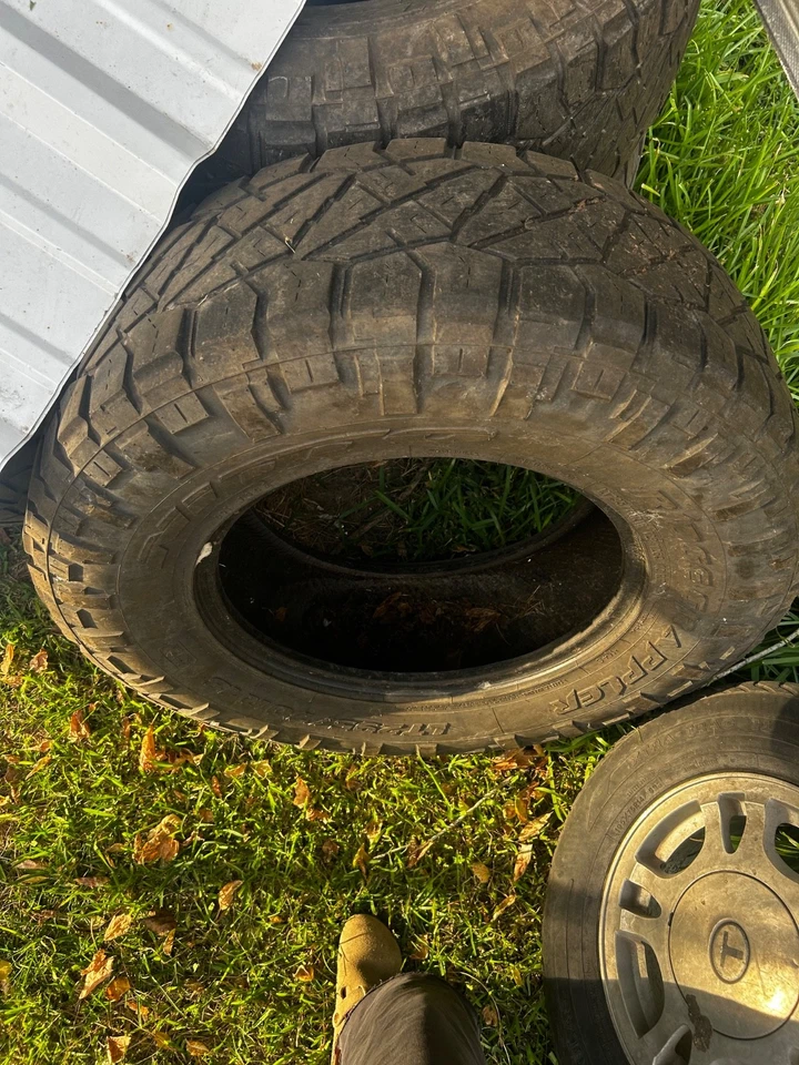 (4) : Pinza nitto terra 295/70r18 usada. Foto 3 de 4