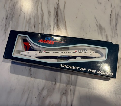 #ad Delta Airlines Airbus A220 300 Skymarks Daron Aircraft Model Kit NEW IN BOX $45.00