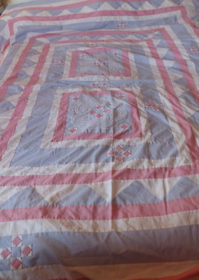 Handarbeit Pastell Blau Rosa Applikation Patchwork Licht Bettdecke * Reparaturen erforderlich*