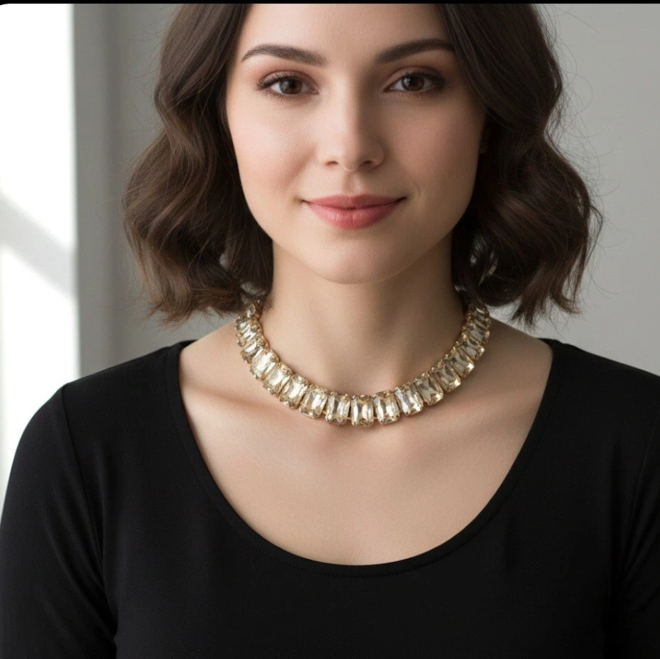 Gargantilla con espalda plana de diamantes de imitación amarillos corte esmeralda Swarovski creado en laboratorio  Foto 2 de 4