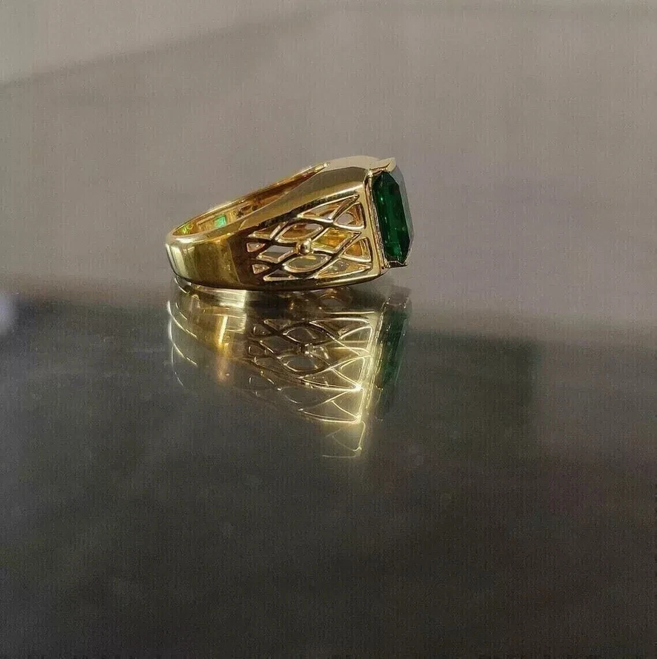 Anillo de compromiso de regalo de oro de 14 quilates con diamantes creados en laboratorio de esmeralda verde de 4,25 quilates para hombre Foto 2 de 4