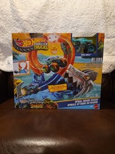 Hot Wheels Monster Trucks Cavatappi Squalo Smash Track Set e 1:64 Nuovo