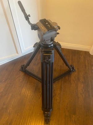 CARTONI Focus F100 Fluid Head with 2 Stage 3 Tube Ultra-Light Tripod - READ