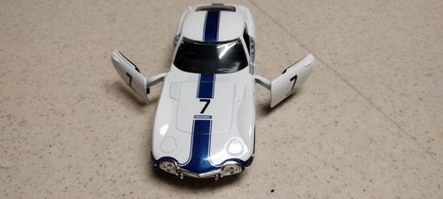 5.25 inch 1967 Toyota 2000GT 1/32 Scale Diecast Model - Jada - White - Blue - Picture 9 of 10
