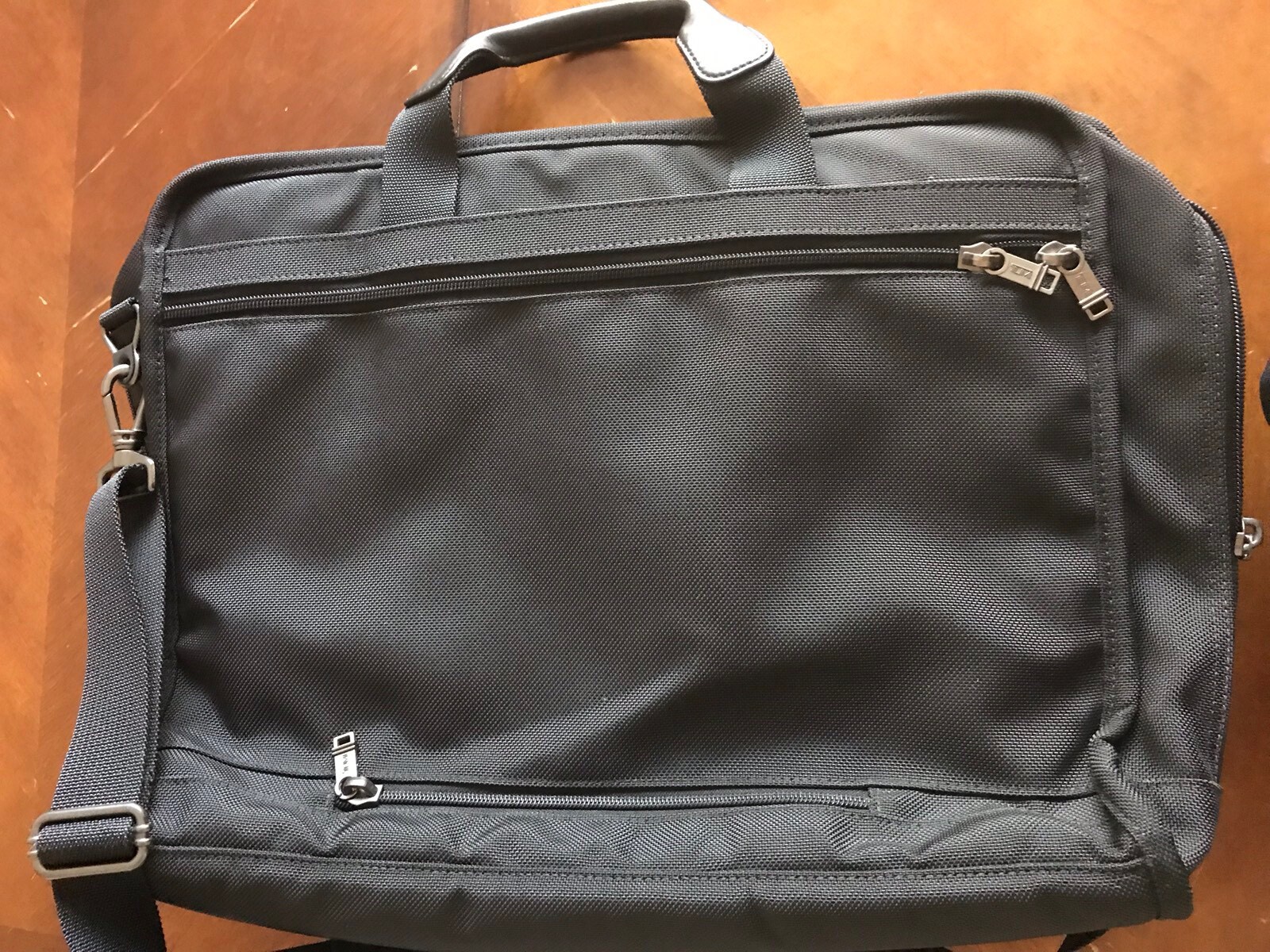 TUMI Alpha 17” Expandable Soft Laptop Briefcase Bla… Gem