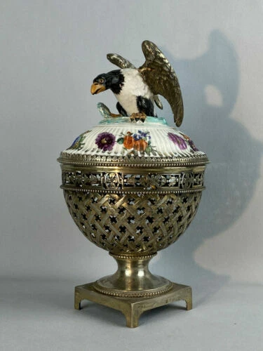 Objets du XIXe siècle et avant louis XVI en porcelaine de France
