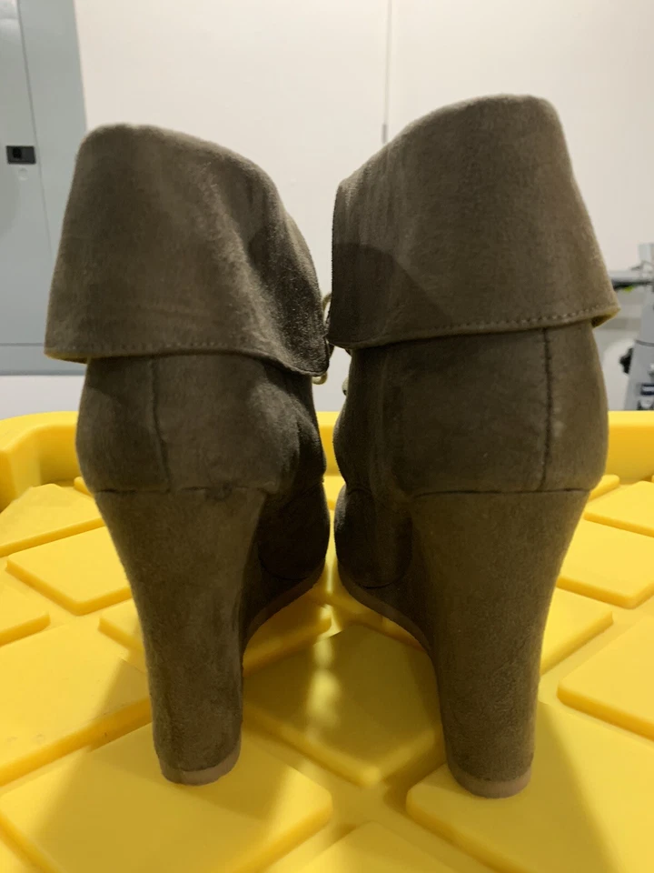 Mossimo Dark Brown Suede Women’s shoes - Size 8.5 - Image 2 of 4