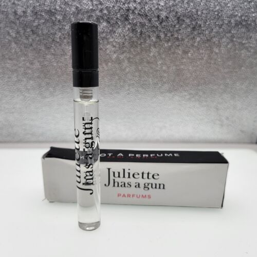 Juliette Has a Gun NOT A PERFUME Eau de Parfum Travel Purse Spray Perfume .18 oz - Afbeelding 1 van 4