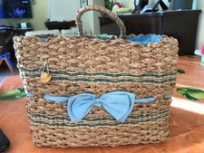 Borsa donna di paglia intrecciata con fiocco celeste rettangolare con manici