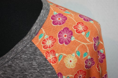 NUEVO CON ETIQUETAS Camiseta LuLaRoe Talla L Top Randy Gris Jaspeado Naranja Floral Mangas Raglán 3/4 - Imagen 3 de 6