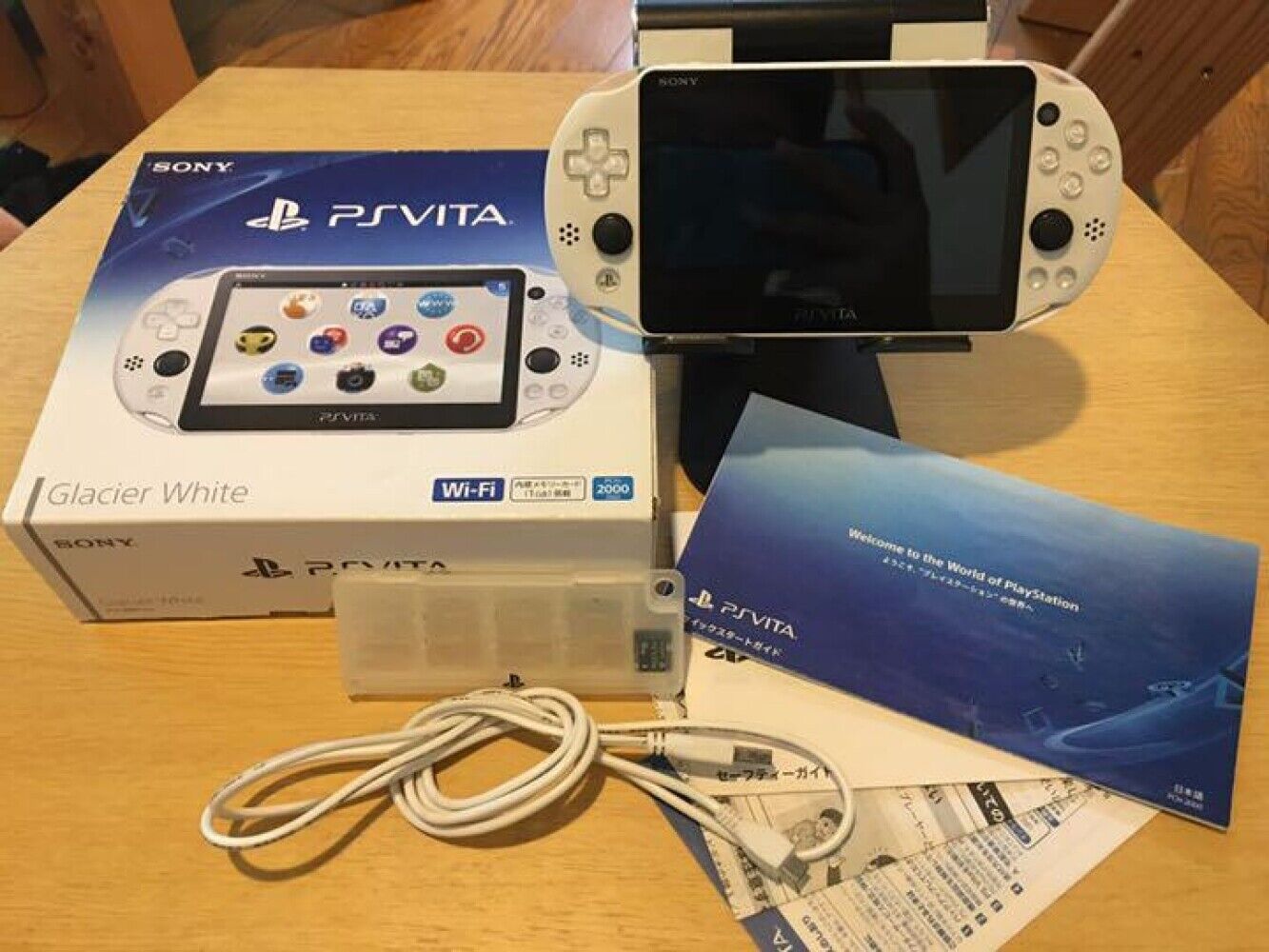 Sony ​​PlayStation Vita PCH-2000 ZA12 Wi-Fi model White game JAPAN Consoles  F/S