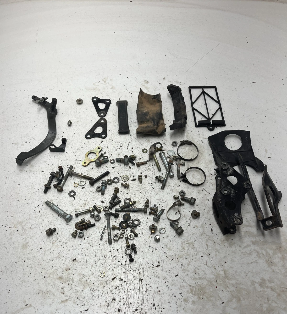 81 1981 Yamaha Xt 250 XT250H OEM Bolt Lot Motor Mounts Pedal Cage Rubber Clamp