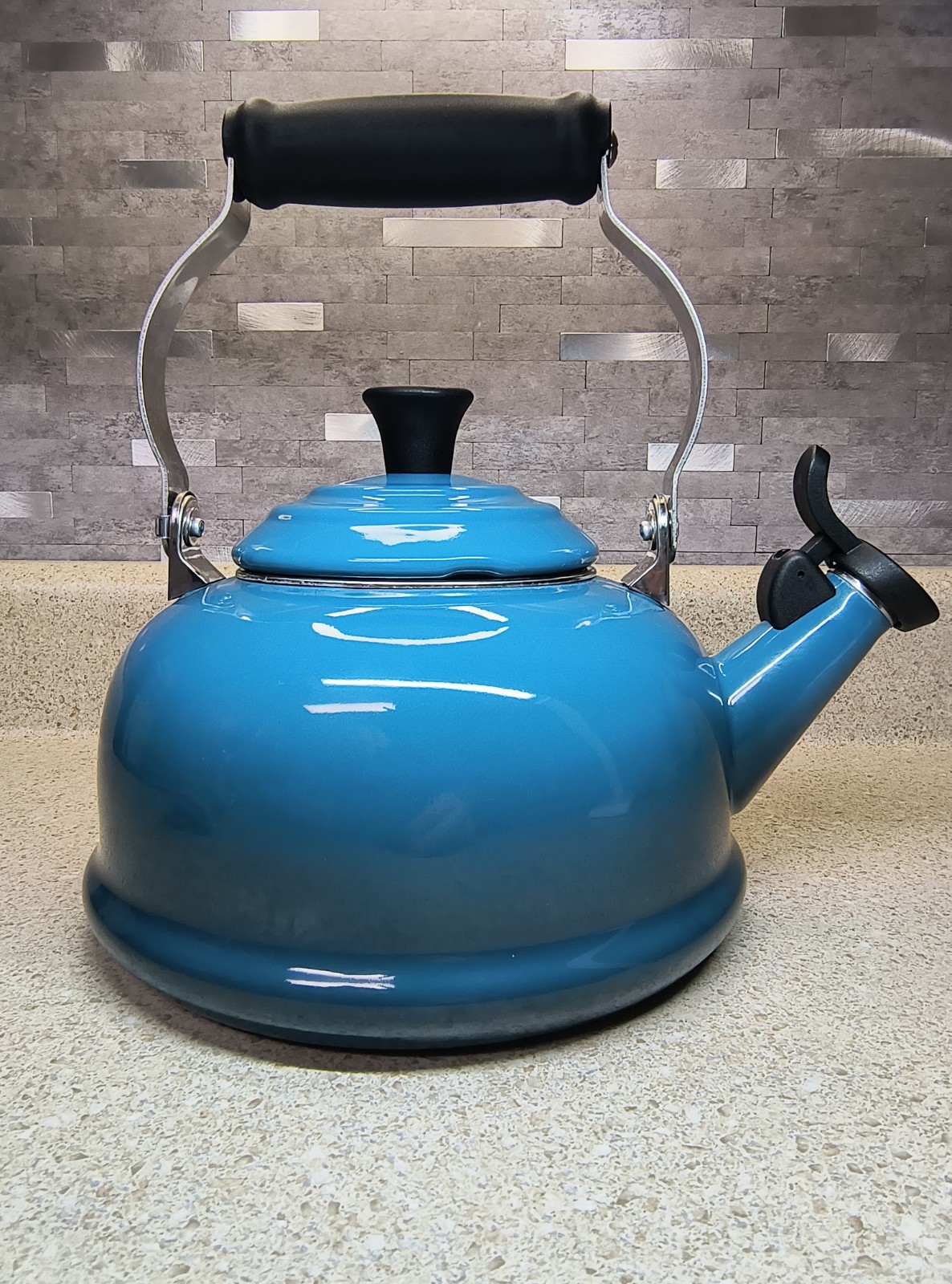 Le Creuset Whistling Tea Kettle Teapot 1.6 L / 1.7 Qt. Carib