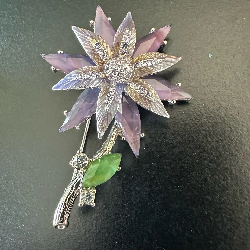 Prendedor/broche Napier tono plata cristal y estrás flor púrpura 2,5" en caja Foto 3 de 4