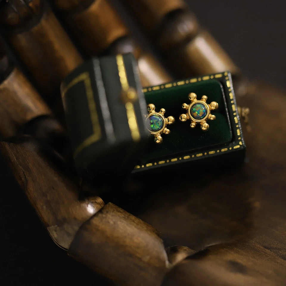 Pendientes delicados vintage de ópalo de fuego negro girasol enchapados en oro de 18 quilates con poste de garra Foto 2 de 4