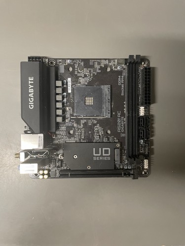 Carte mère Gigabyte A520I AC pour processeurs AMD Ryzen série 5000 AM4 5300MHz DDR4 - Photo 3/5