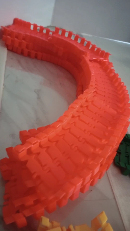 Magic Tracks Mega Set Juego Flexible con Bonus Tracks y Coches Foto 3 de 4