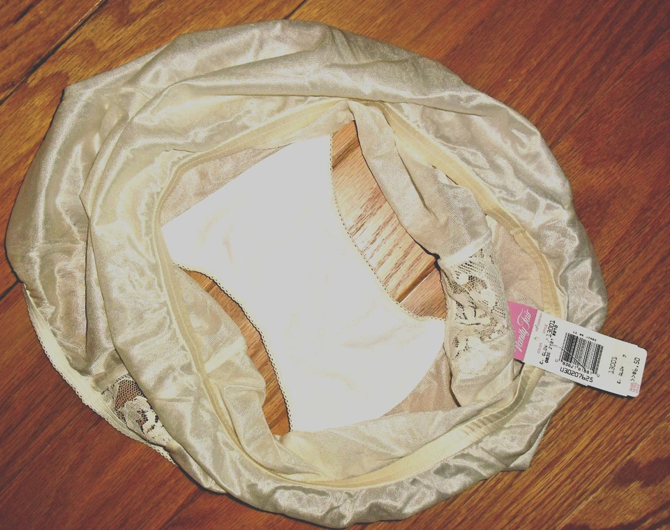 Bragas Vanity Fair Vintage C Glow 13-001 encaje floral 100 % nailon talla 7 nuevas con etiquetas Foto 3 de 4