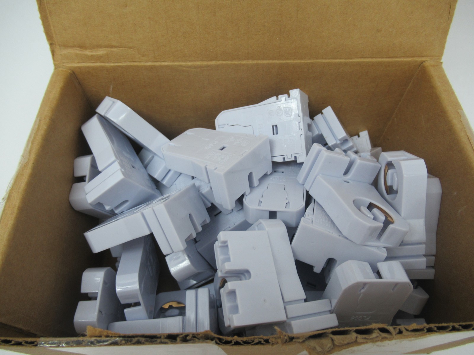 Etlin-Daniels FL005-W Linear Florescent Lamp Holder 600V 660W Lot of 34 NOP