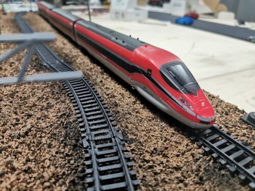 Diorama ferroviario con treno Trenitalia Freccia Rossa 1000 1:87 H0 OCCASIONE - Foto 8 di 15