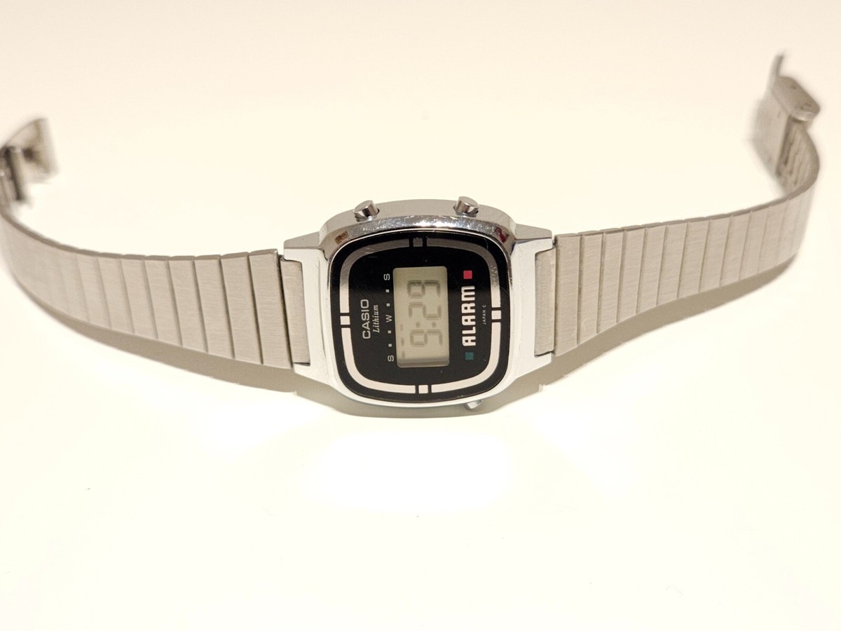 VINTAGE RARE COLLECTBLE CHROME DIGITAL ALARM LADIES WATCH 