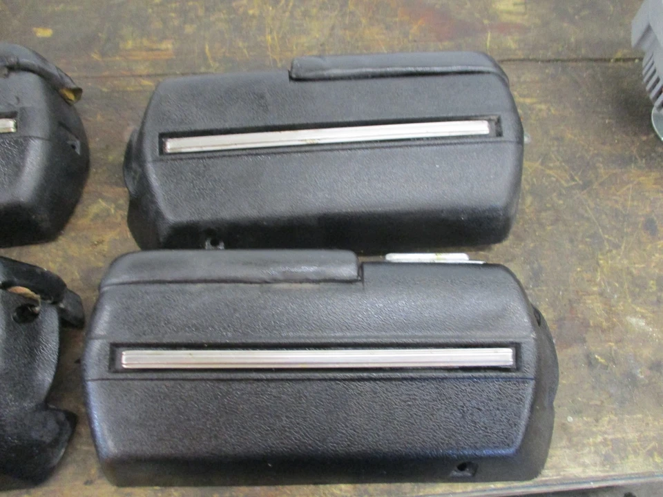 68-70 CUATRO PUERTAS REPOSABRAZOS NEGROS CHEVROLET IMPALA CAPRICE BISCAYNE BELAIR DELANTERO Foto 2 de 4