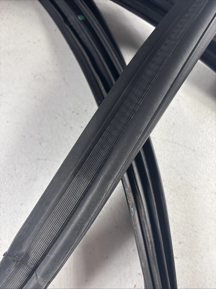 2001 - 2007 年丰田 Highlander 后门升降门气象条密封原始设备制造商 — 第 4/4 张图片