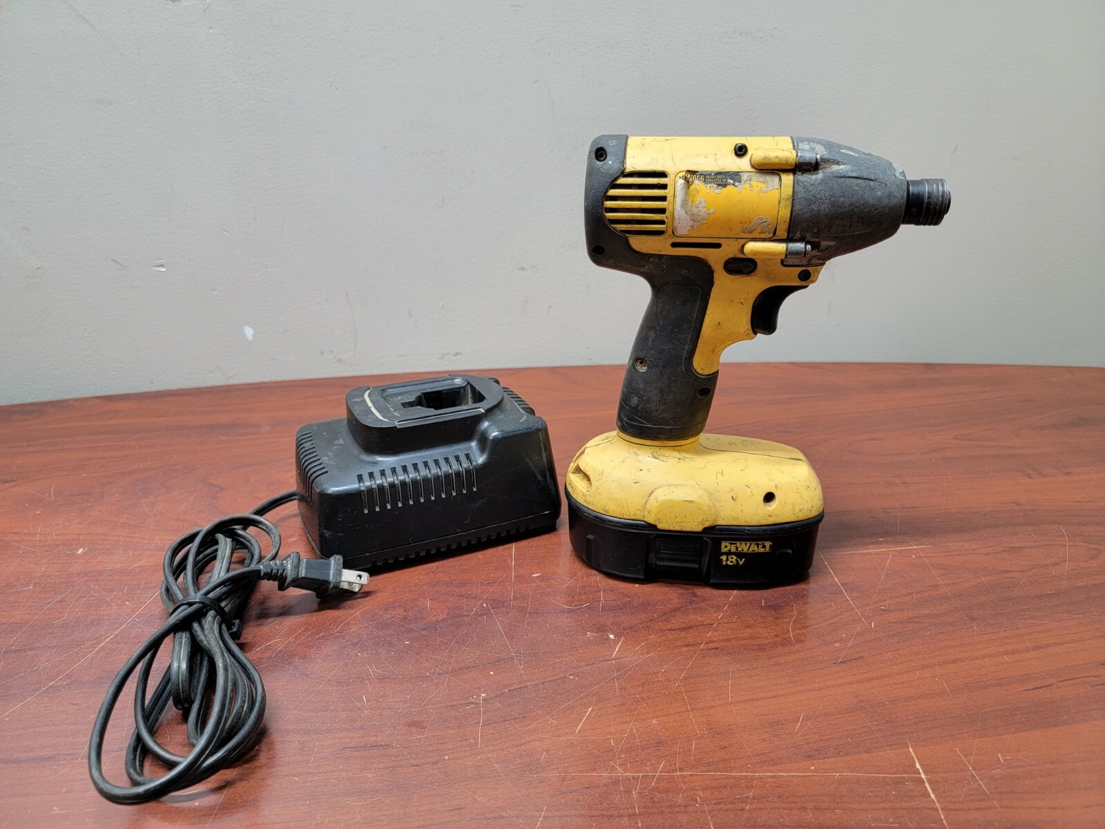 DeWALT DW056 Heavy Duty 18Volt Cordless 1/4" Impact Driver Set, cx eBay