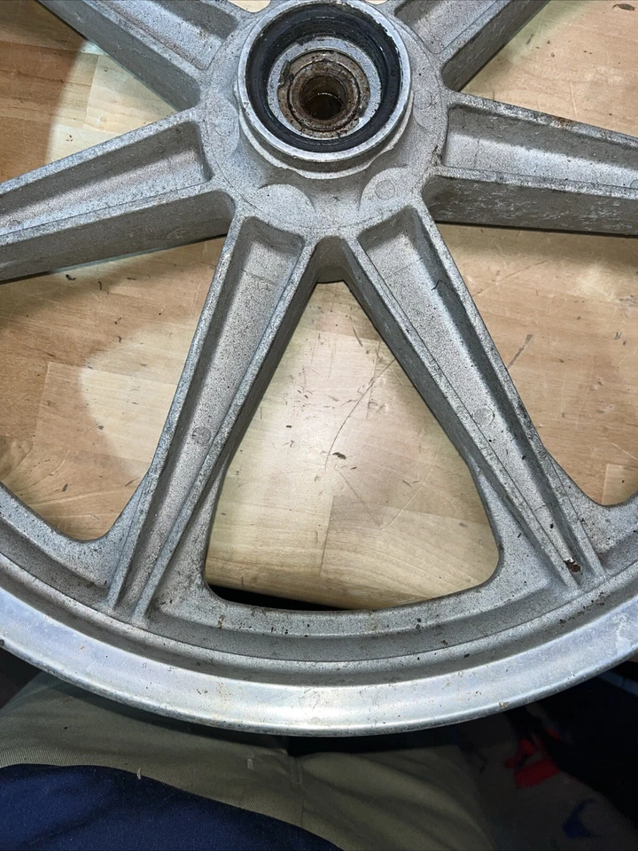 Llanta de aluminio Yamaha RD400 1976 OEM Cast Mag #6 Foto 3 de 4