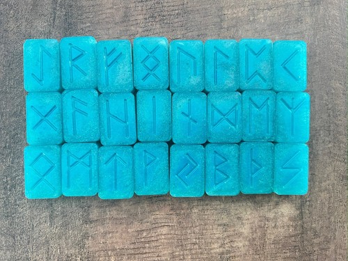 Light Blue Shimmery Resin Runes - Bild 2 von 4