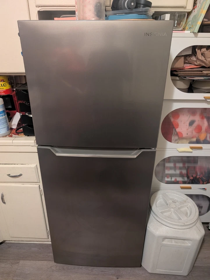 Insignia Top Freezer Refrigerator - Model NS-RTM10SS2 - Image 2 of 4