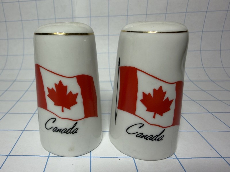 *Vintage Canadian Flag Souvenir Salt & Pepper Shakers Canada [CHARITY]
