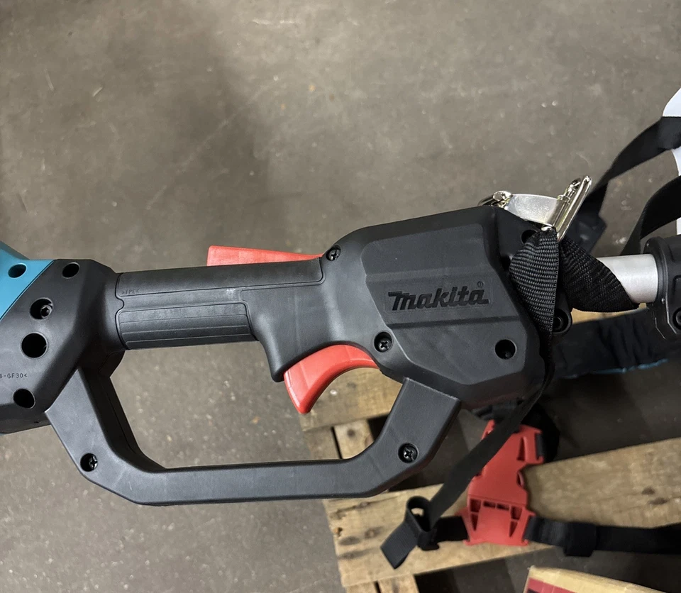 Sierra telescópica de poste Makita XAU02ZB 18V X2 (36V) LXT 10" x 13' con batería y carga Foto 4 de 4