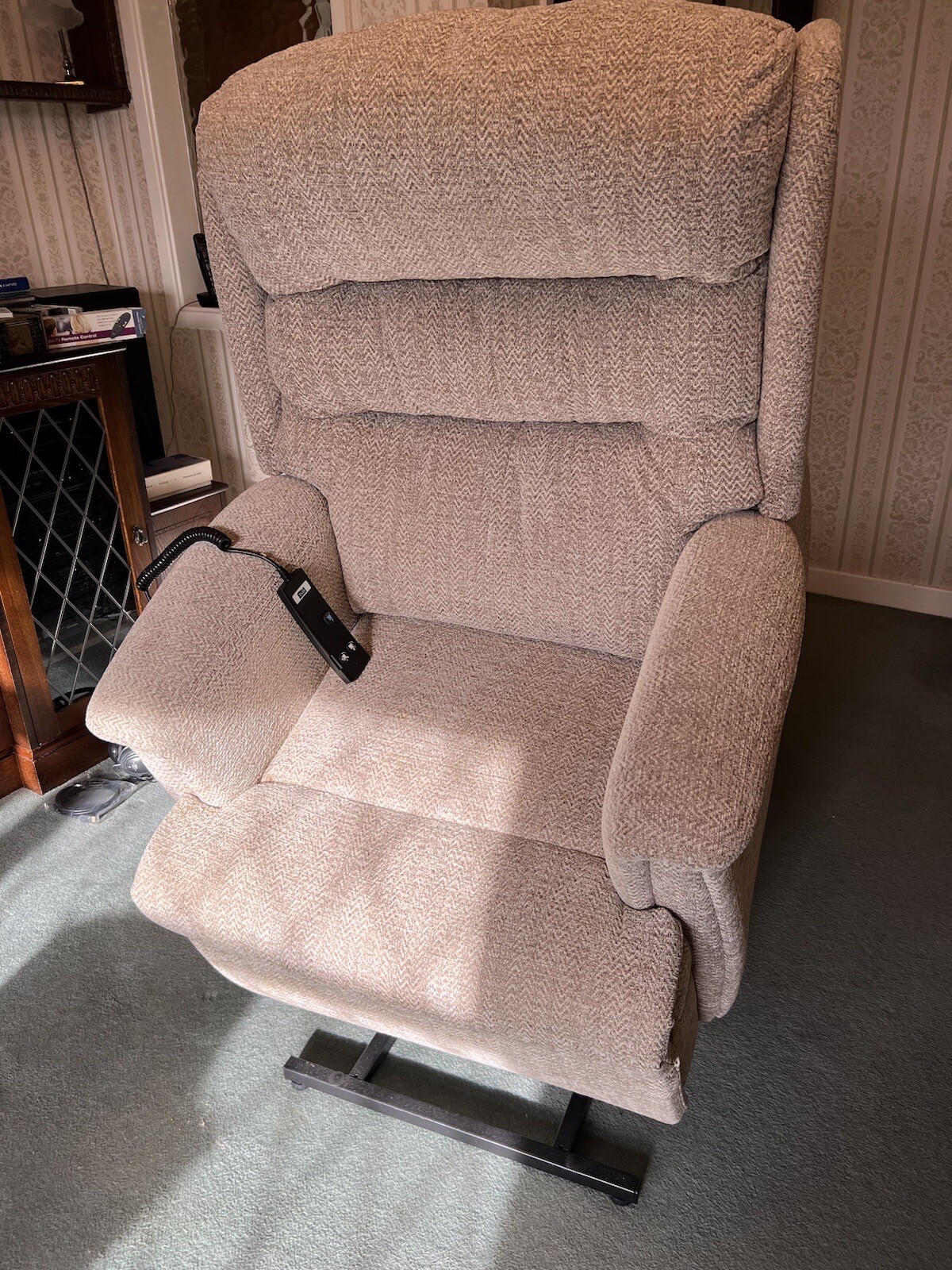 HSL RISER/RECLINER RIPLEY CHAIR BEIGE FULL WORKING ORDER ELECTRIC RRP £