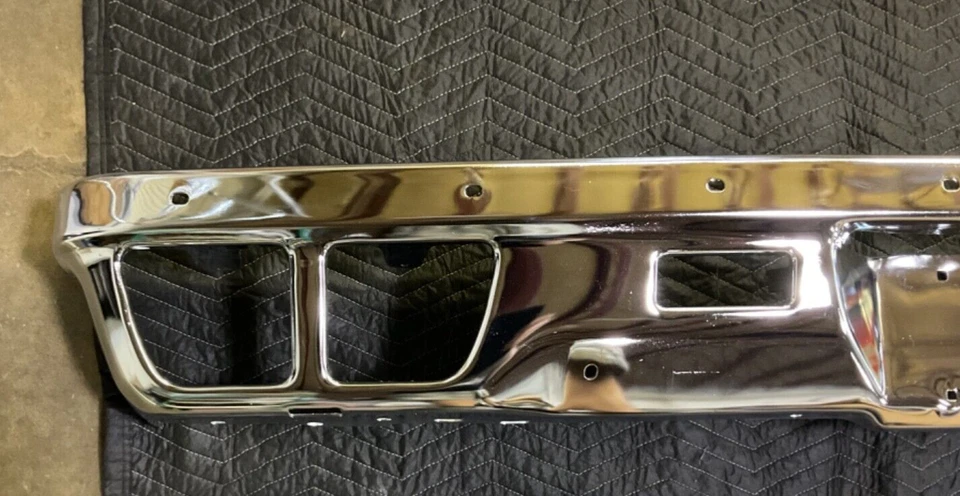 Parachoques trasero cromado NOS GM 73 Oldsmobile Cutlass Vista Cruiser Wagon RARO 336301 Foto 2 de 4