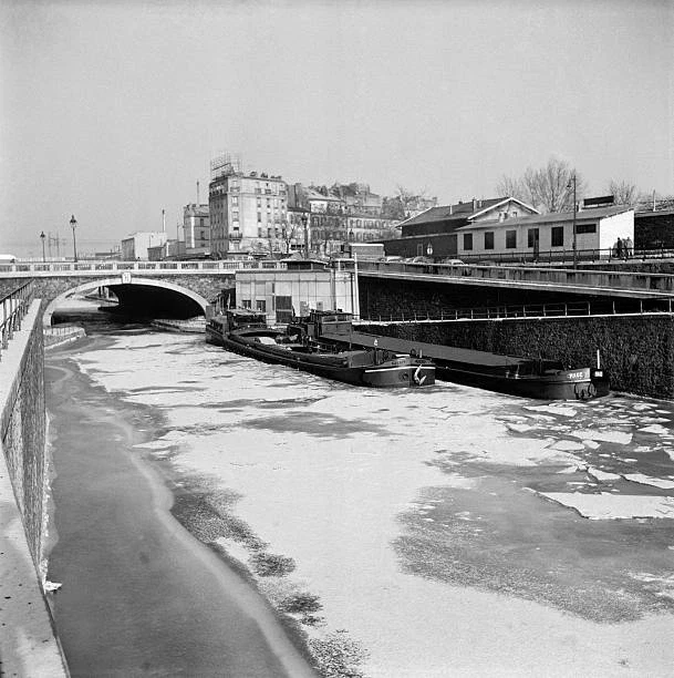 On Canal Saint-Martin Barges Are Blocked By Ice Due To A Very Cold- 1963 Photo - Picture 1 of 1