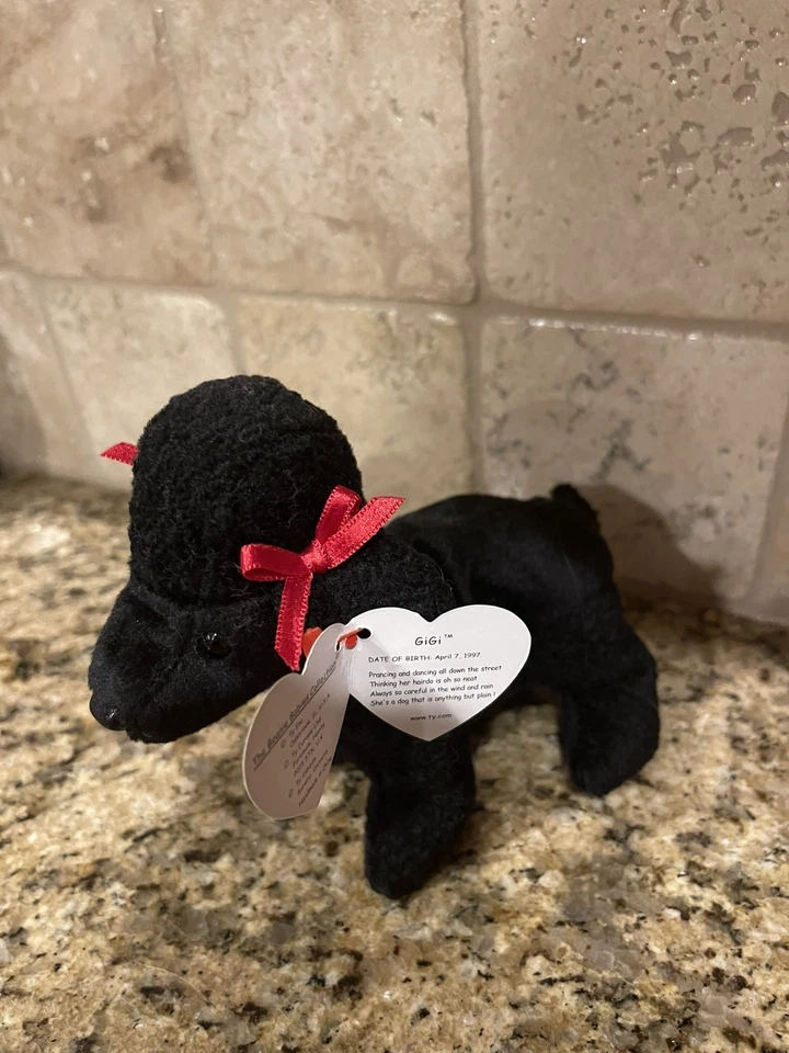 Raro "GIGI The Black Poodle Dog" 1997 TY Beanie Baby com etiqueta APOSENTADO / Pelotas  - Imagem 3 de 4