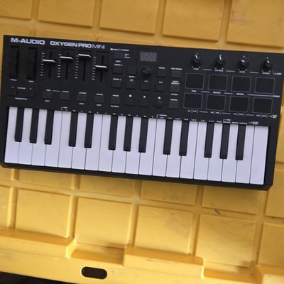 M-Audio Oxygen Pro Mini 32-Key MIDI Keyboard Controller USB Pitch Mod Pad Faders