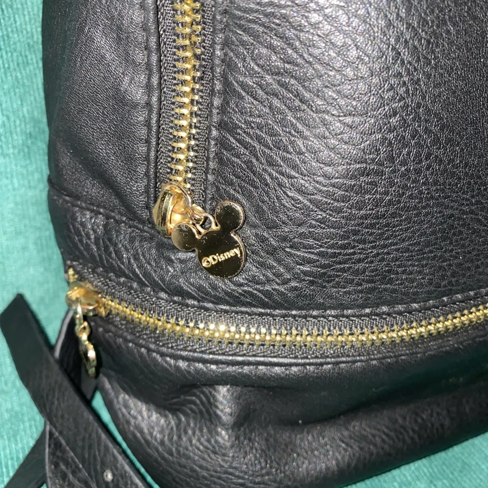 Mini Mochila Disney Pixar Negra con Orejas, Correas Ajustables, Etiquetas Disney Doradas Cremallera Foto 2 de 4