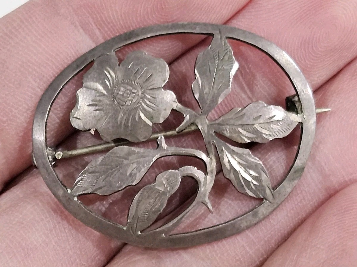 花刺し飾り入れ　銀製　古物 Antique Handmade Sterling Silver 830S Flower Floral Brooch Pin - C