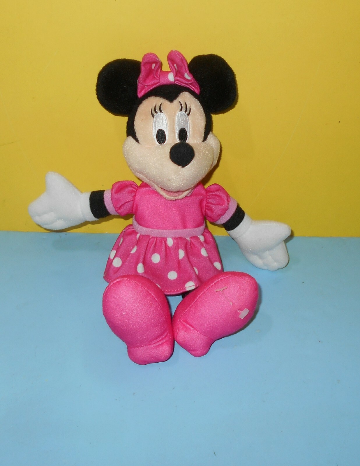 minnie mouse singing plush toy