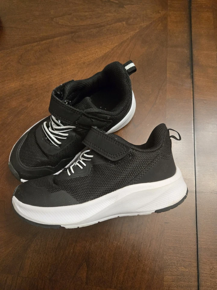 Zapatillas negras con correa para niños pequeños talla 10 pre-loved Foto 2 de 4