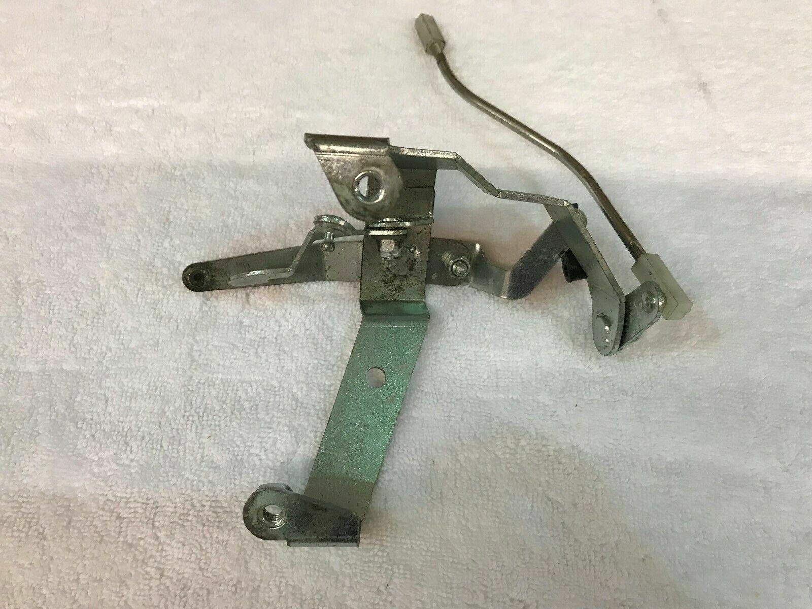 LAMBORGHINI MURCIELAGO DRIVER LEFT LOCK LEVER SUPPORTING BRACKET OEM 410837161