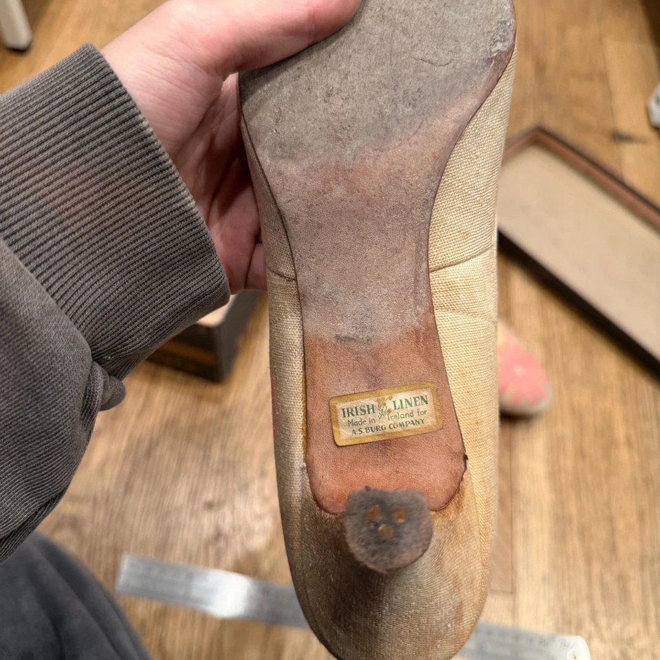 Tacones irlandeses de lino de la década de 1950 de Gay Craft - Bombas florales pintadas a mano con caja Foto 4 de 4