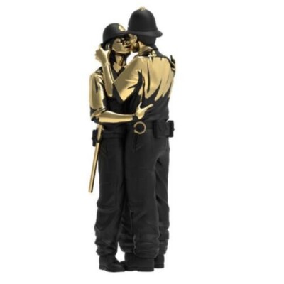 Mighty Jaxx x Banksy Brandalism - Kissing Coppers (Gold Rush